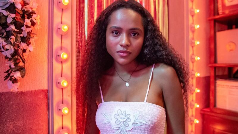 Remake de Renascer: após brigar com Venâncio, Santinha é acolhida no bordel