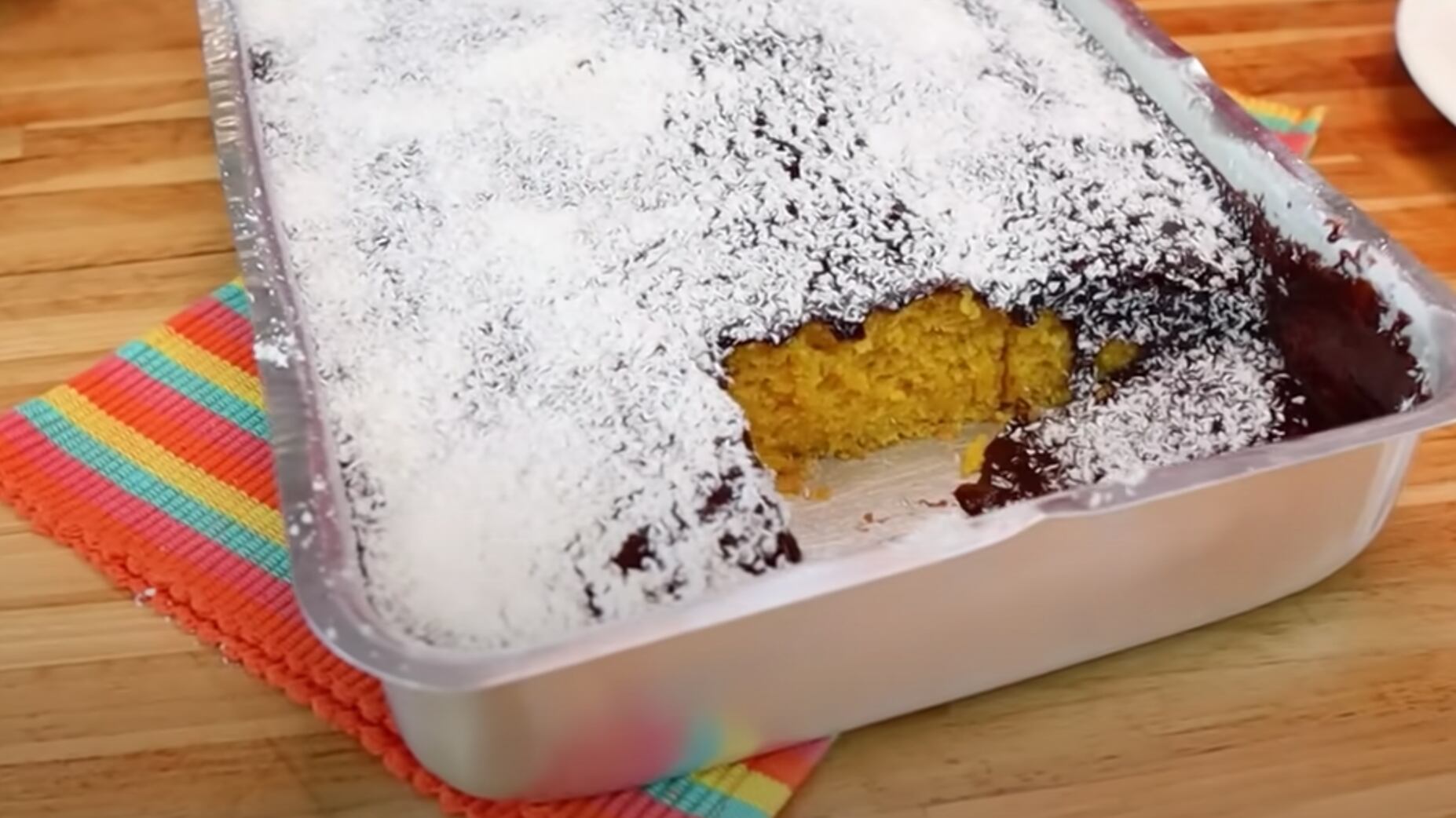 Receita de bolo de cenoura com cobertura de chocolate e coco