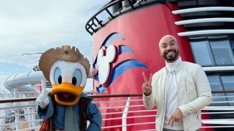 Ex-BBB Gil do Vigor viaja com a mãe para o cruzeiro da Disney