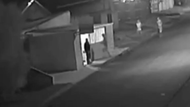 VÍDEO: Tiros disparados contra loja de conveniência acertam cabeça de menina de 10 anos, no Paraná