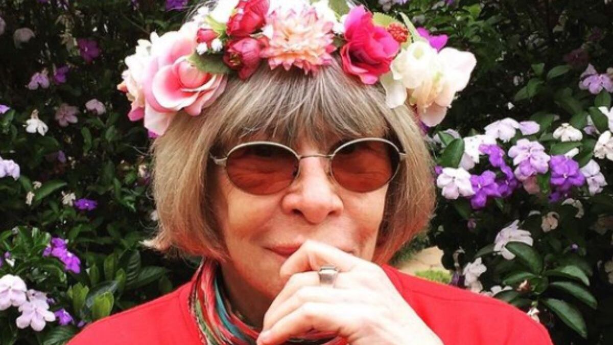 Rita Lee aparece de cabelos bem curtinhos nas redes sociais