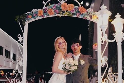 Sophie Turner e Joe Jonas concordam em manter filhos em Nova York durante processo de divórcio