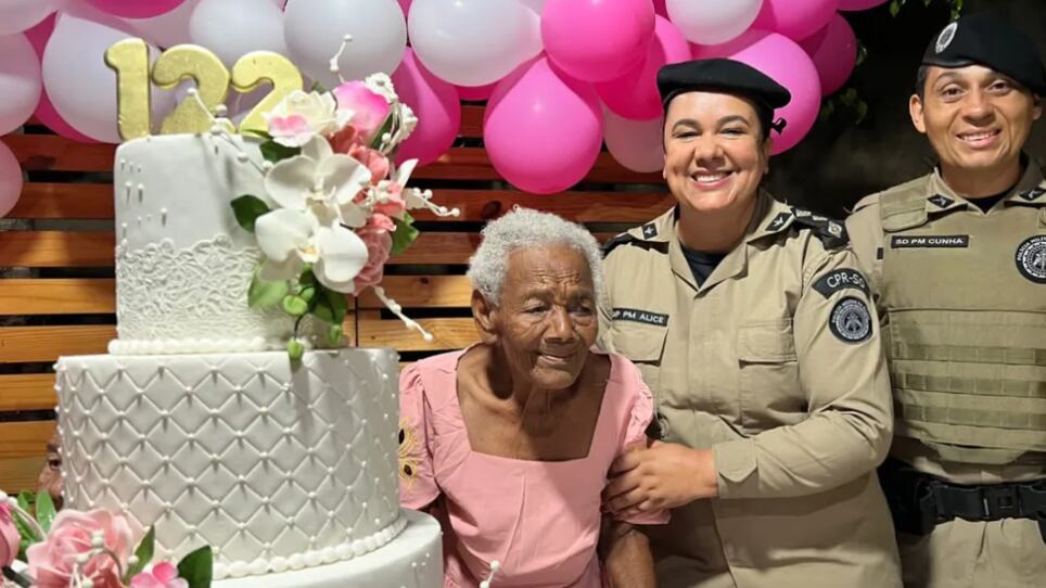 Idosa de 122 anos ganha festa de aniversário na Bahia — Foto: Divulgação/PM-BA