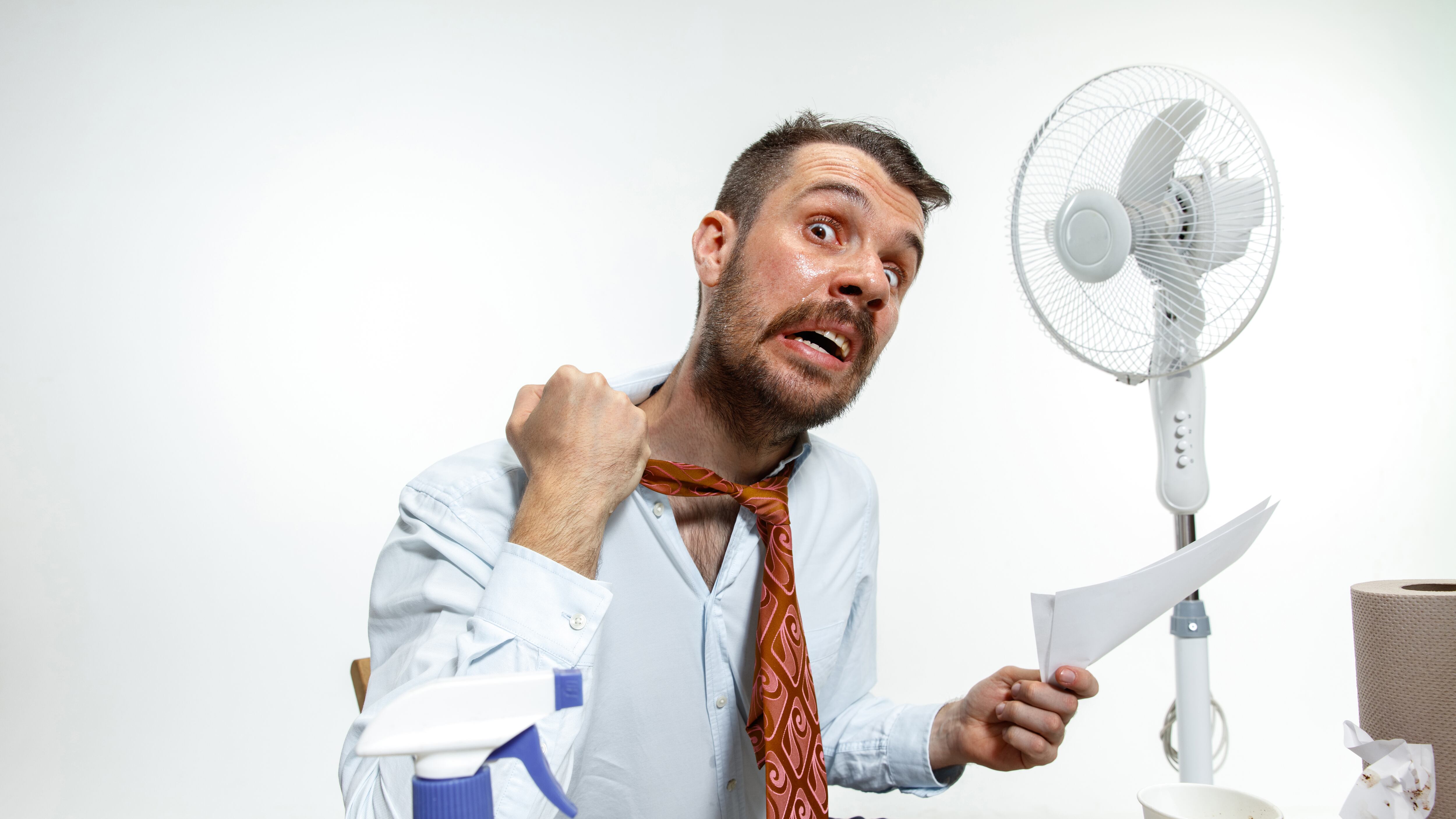 Homem sofrendo com o calor