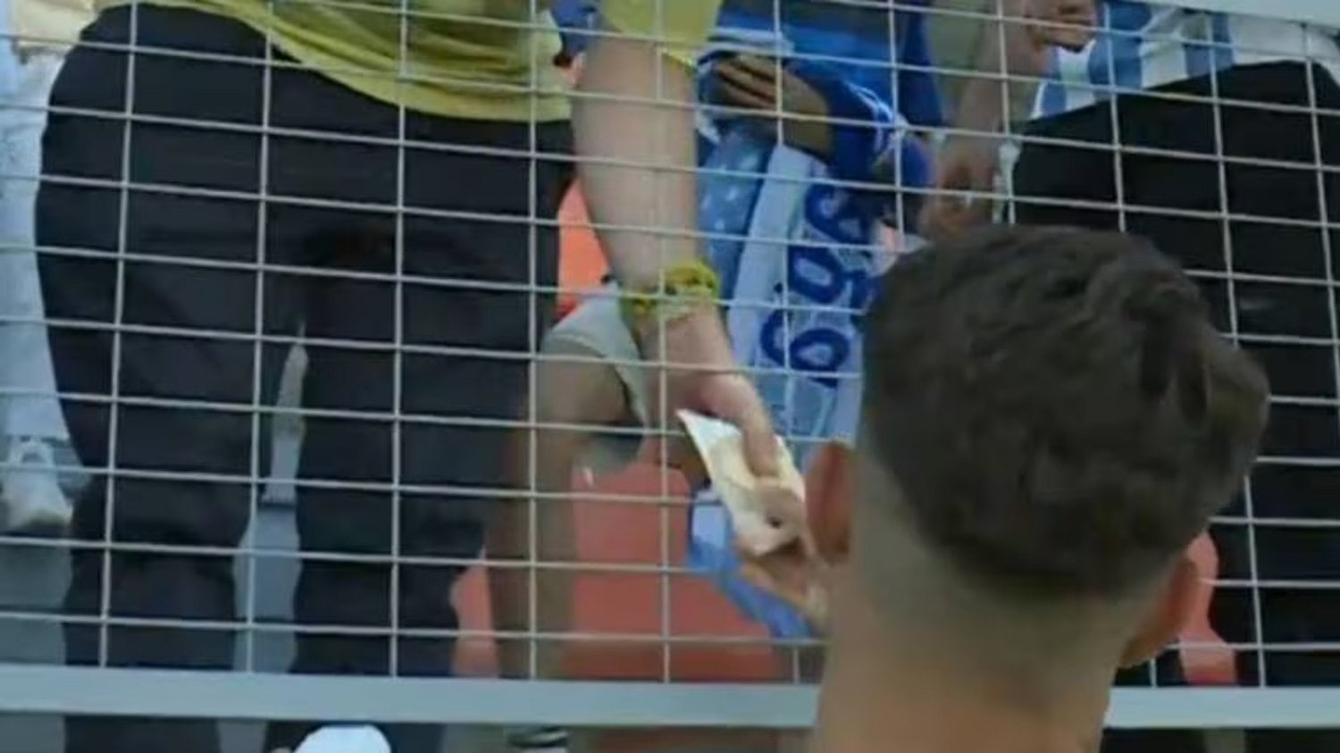 Futbolista le cobró 50 euros a un hincha por entregarle la camiseta del equipo