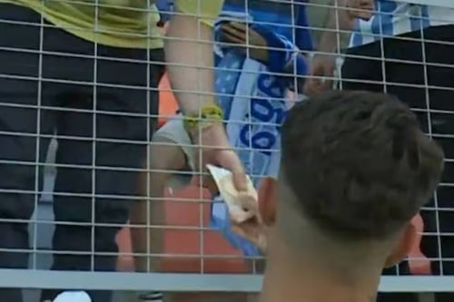 Torcedor pede a camisa e jogador de futebol cobra 50 euros