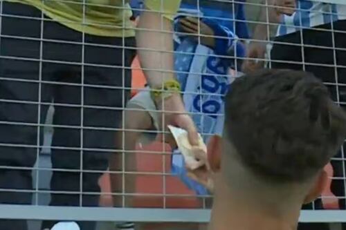 Torcedor pede a camisa e jogador de futebol cobra 50 euros