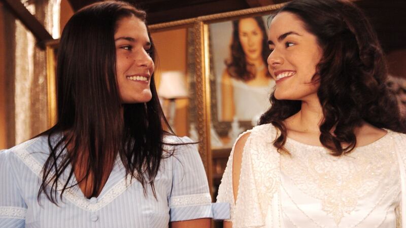 Em Alma Gêmea, o espírito de Luna (Liliana de Castro) salva Serena (Priscila Fantin) da morte