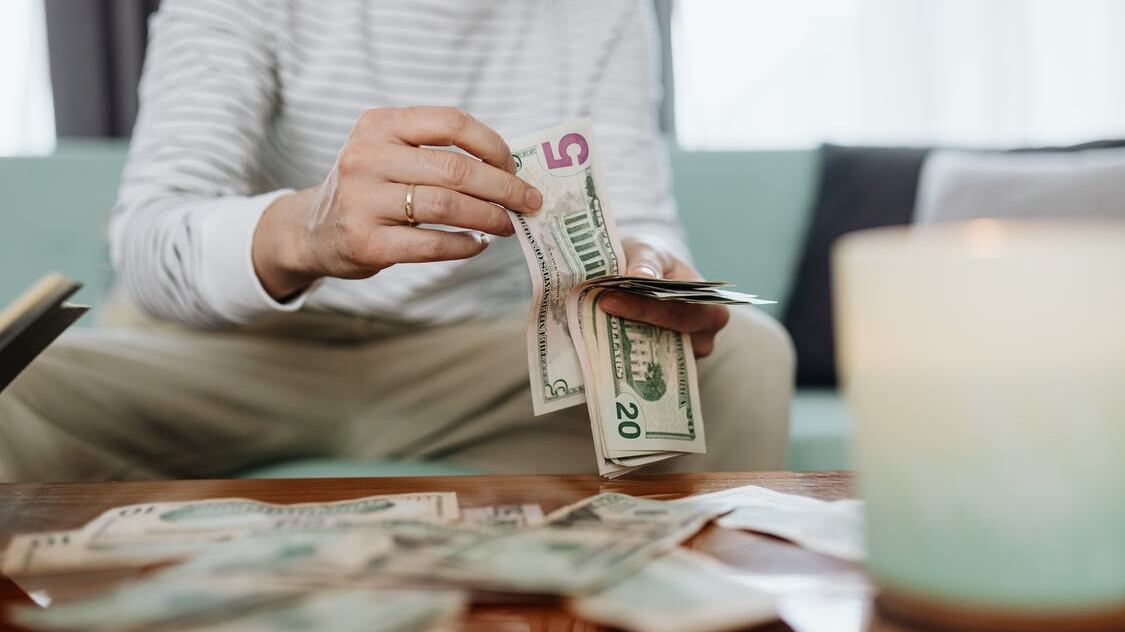 Homem recebe mais de R$ 900 mil de salário por engano e pede demissão