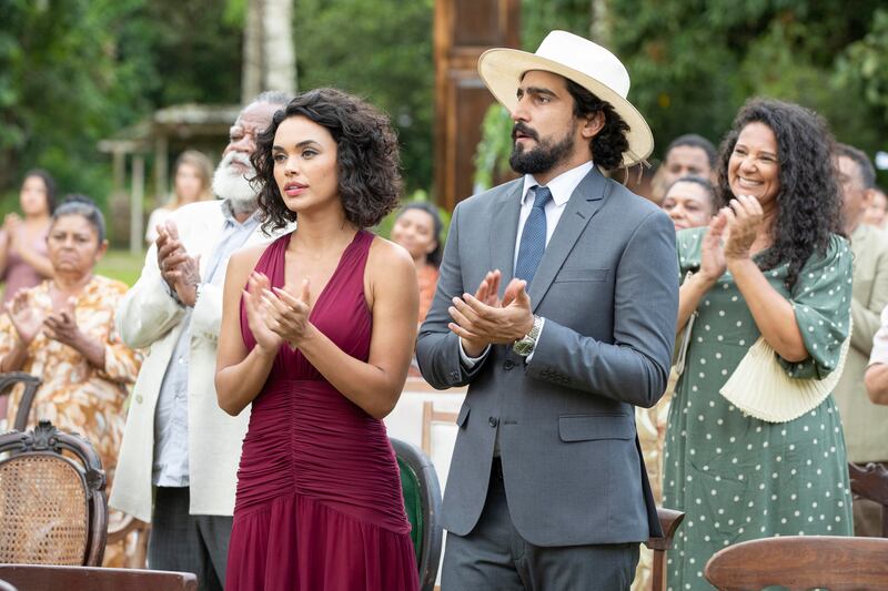 Xaviera (Giovana Cordeiro) e Tetulinho (Renato Góes) vão ao casamento dos protagonistas da novela Mar do Sertão
