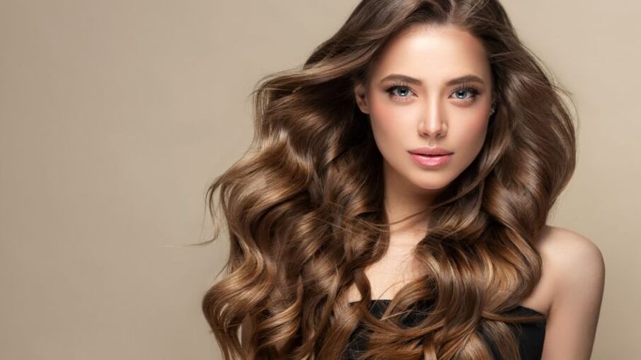 O cabelo solto com ondas naturais é um penteado simples e que combina com qualquer ocasião (Imagem: Sofia Zhuravetc | Shutterstock)