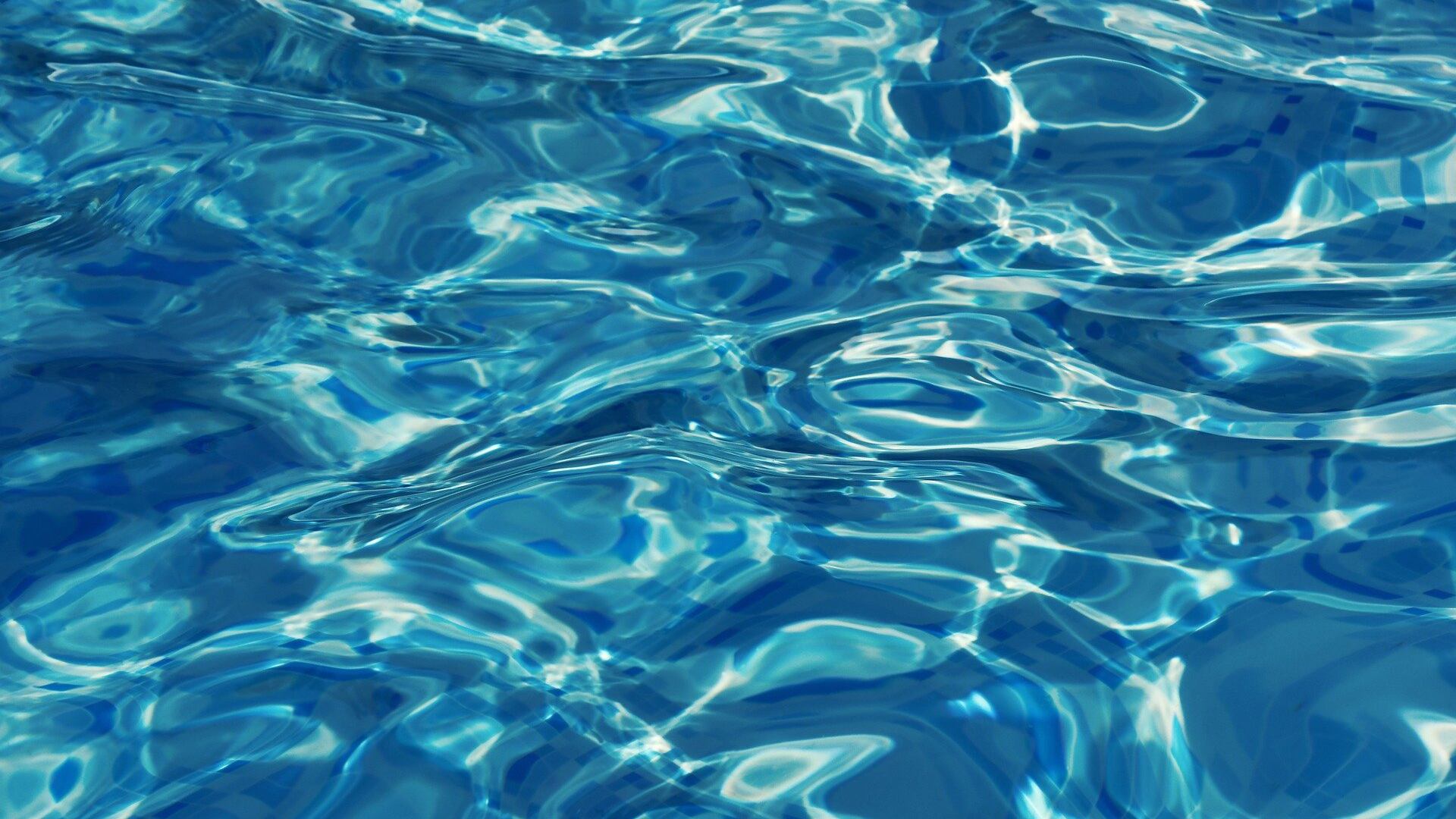 Menino é sugado por ralo de piscina