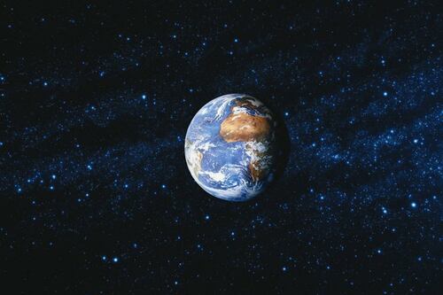 Por que o espaço exterior é escuro, mesmo repleto de estrelas