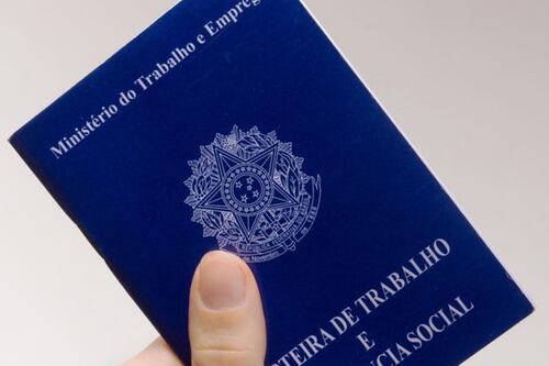 Mãe se recusa a voltar ao trabalho após o nascimento da filha e pai se revolta