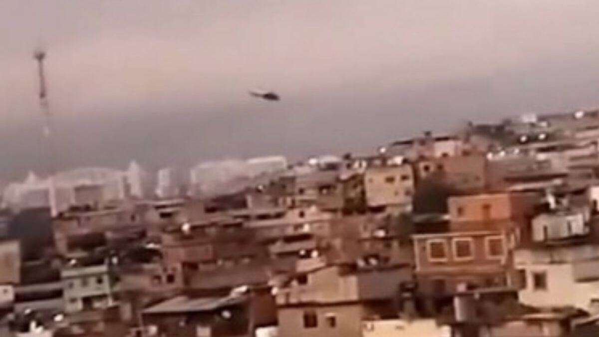 Helicóptero da polícia é alvejado durante operação no Complexo do Alemão