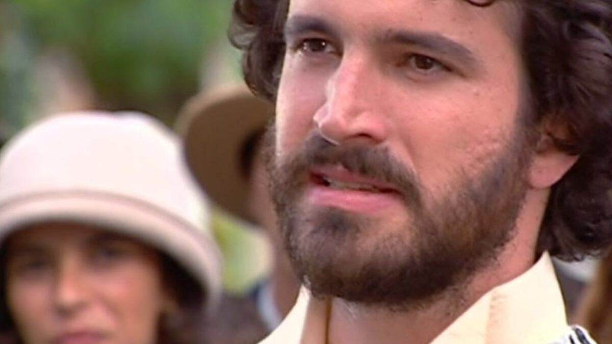 Em "Chocolate com Pimenta", Caco Ciocler interpreta Miguel, um forasteiro que ajuda Ana Francisca (Mariana Ximenes)