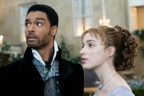 Protagonistas de ‘Bridgerton’ tinham “bafo horrível de café”, diz ator