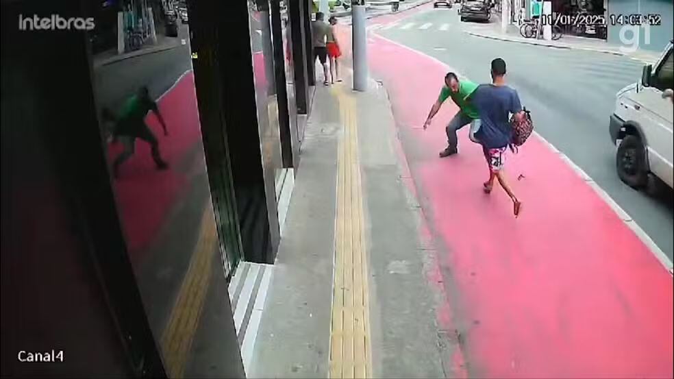 VÍDEO: Homem assalta joalheria e é rendido com golpes de jiu-jitsu no litoral norte de SP