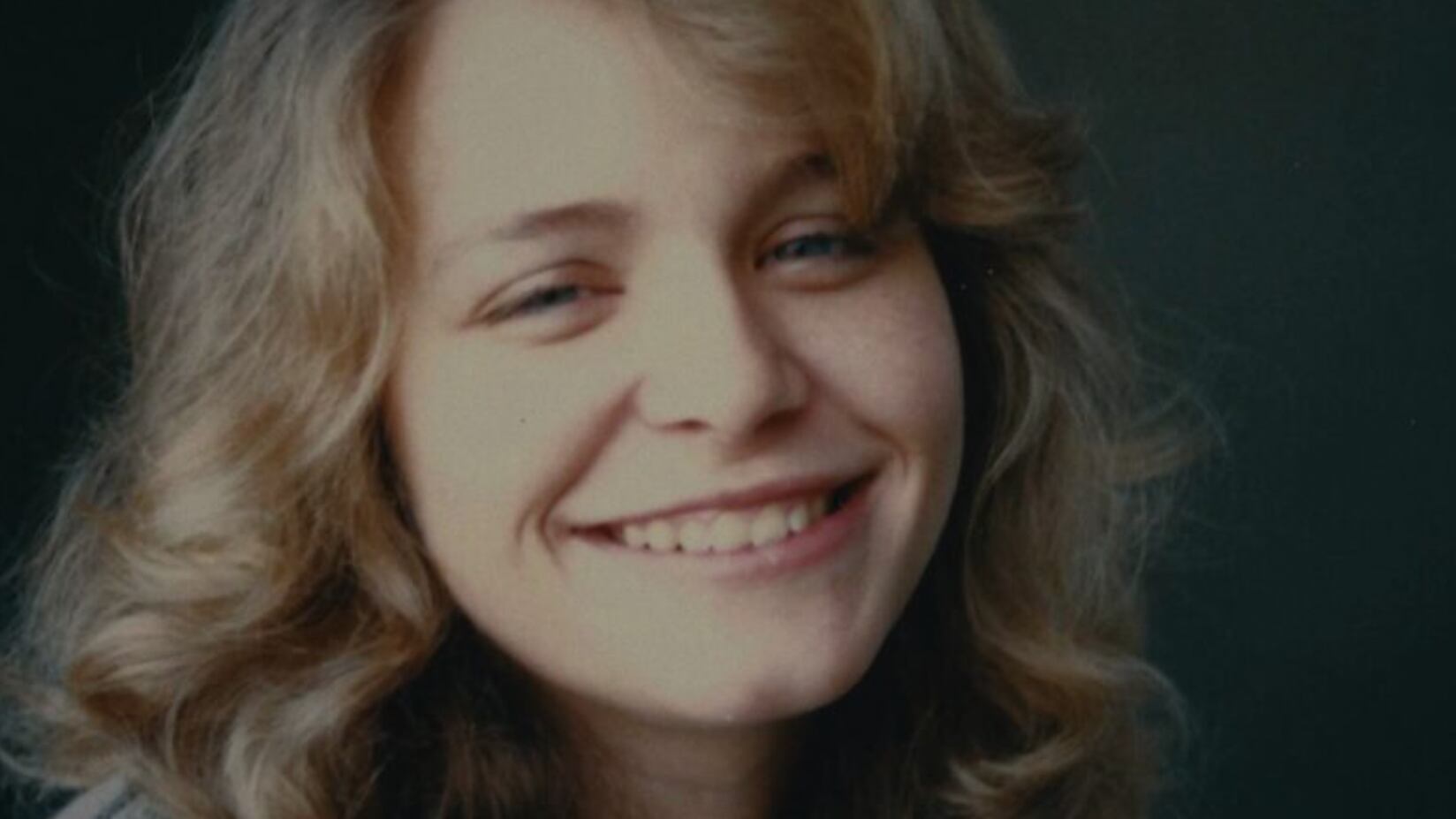 ‘A Garota da Foto’ conta a história de uma jovem mãe cuja trágica morte é seguida pelo sequestro de seu filho, eventos que abrem um mistério de décadas.