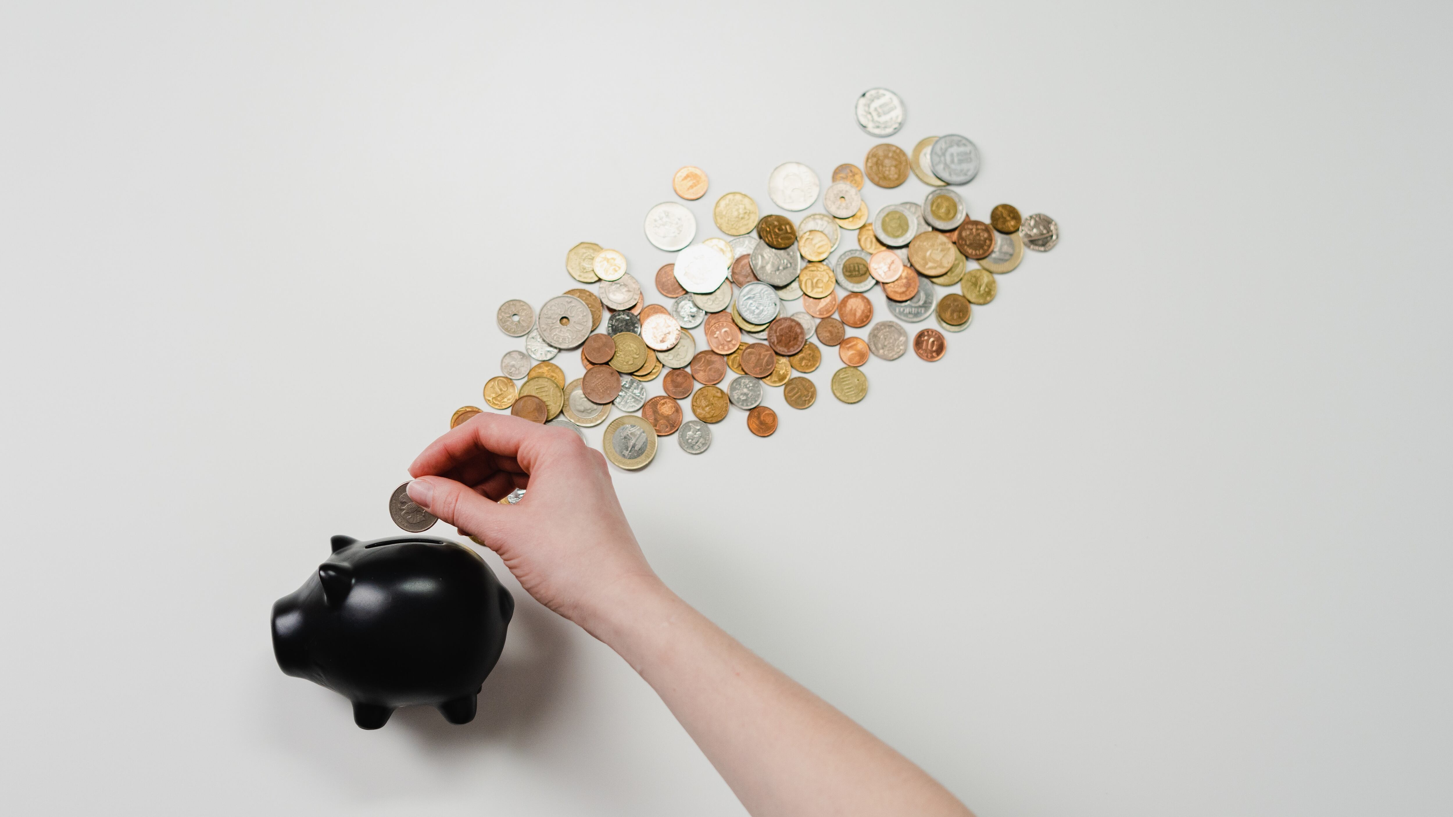 Cofrinho porquinho preto com moedas