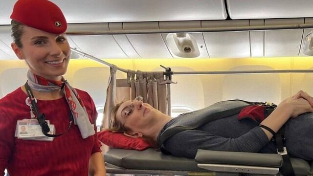 Mulher mais alta do mundo viaja de avião pela primeira vez