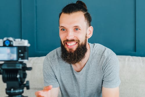 No melhor estilo Bianca Censori! Famoso influencer causa polêmica com look “sem nada” em grande evento de gala