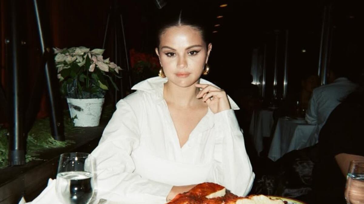 Selena Gomez despertó sospechas de usar Ozempic por este look.