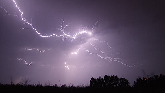 Emiten aviso por tormentas eléctricas en cuatro regiones del país
