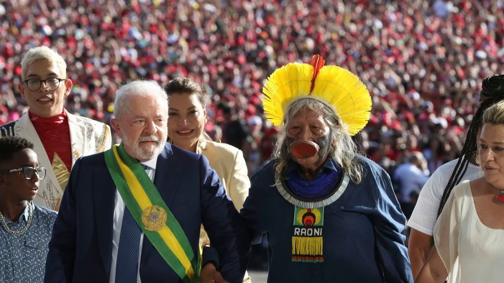 Representantes do povo passa a faixa a Luiz Inácio Lula da Silva