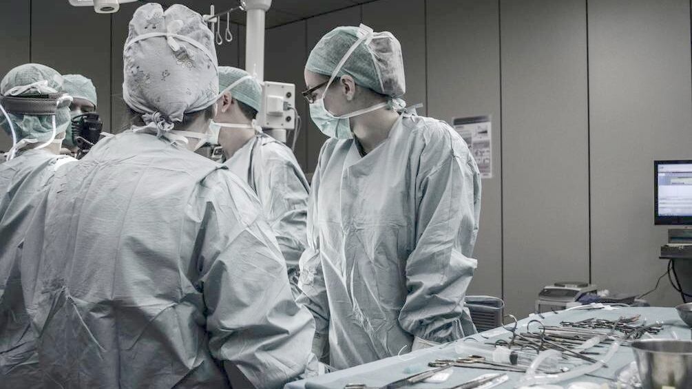 Homem morre depois que médicos esqueceram estes objetos em seu estômago