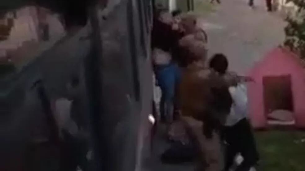 Adolescente negro recebe ‘mata-leão’ ao ser retirado de ônibus escolar