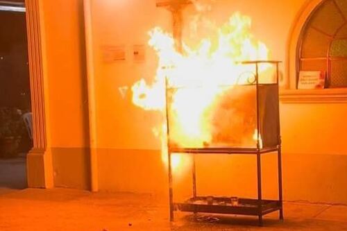 Surpreendente! Imagem sagrada de uma igreja permanece intacta após um incêndio