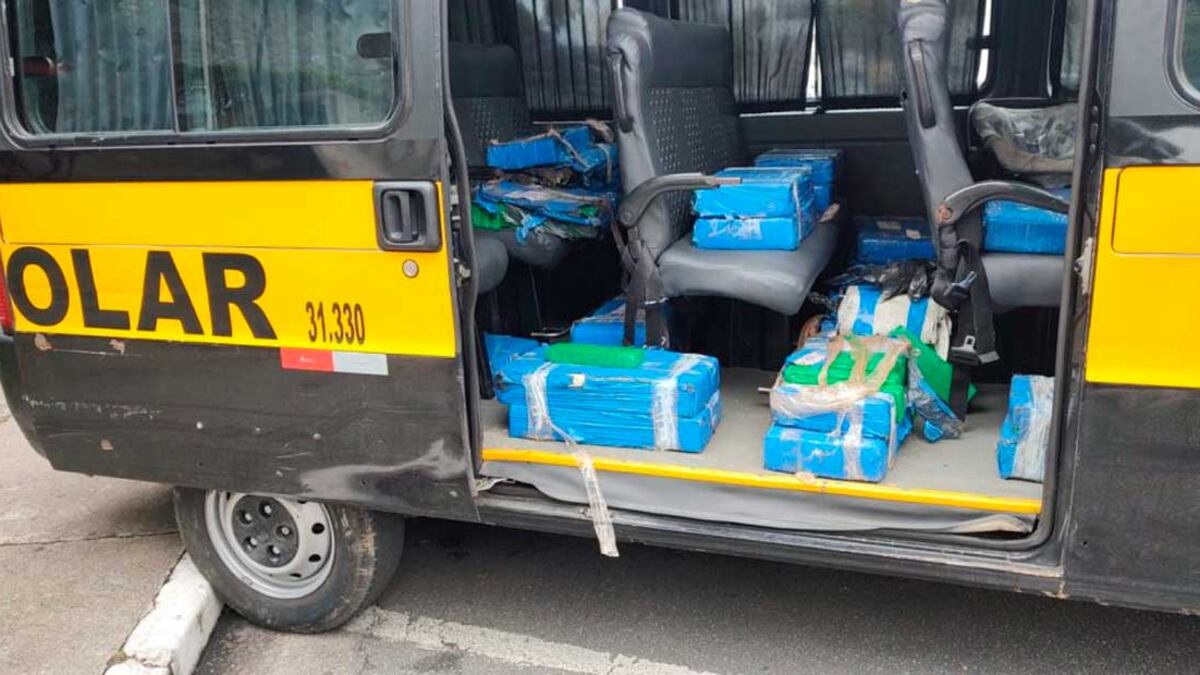 Van escolar apreendida com drogas