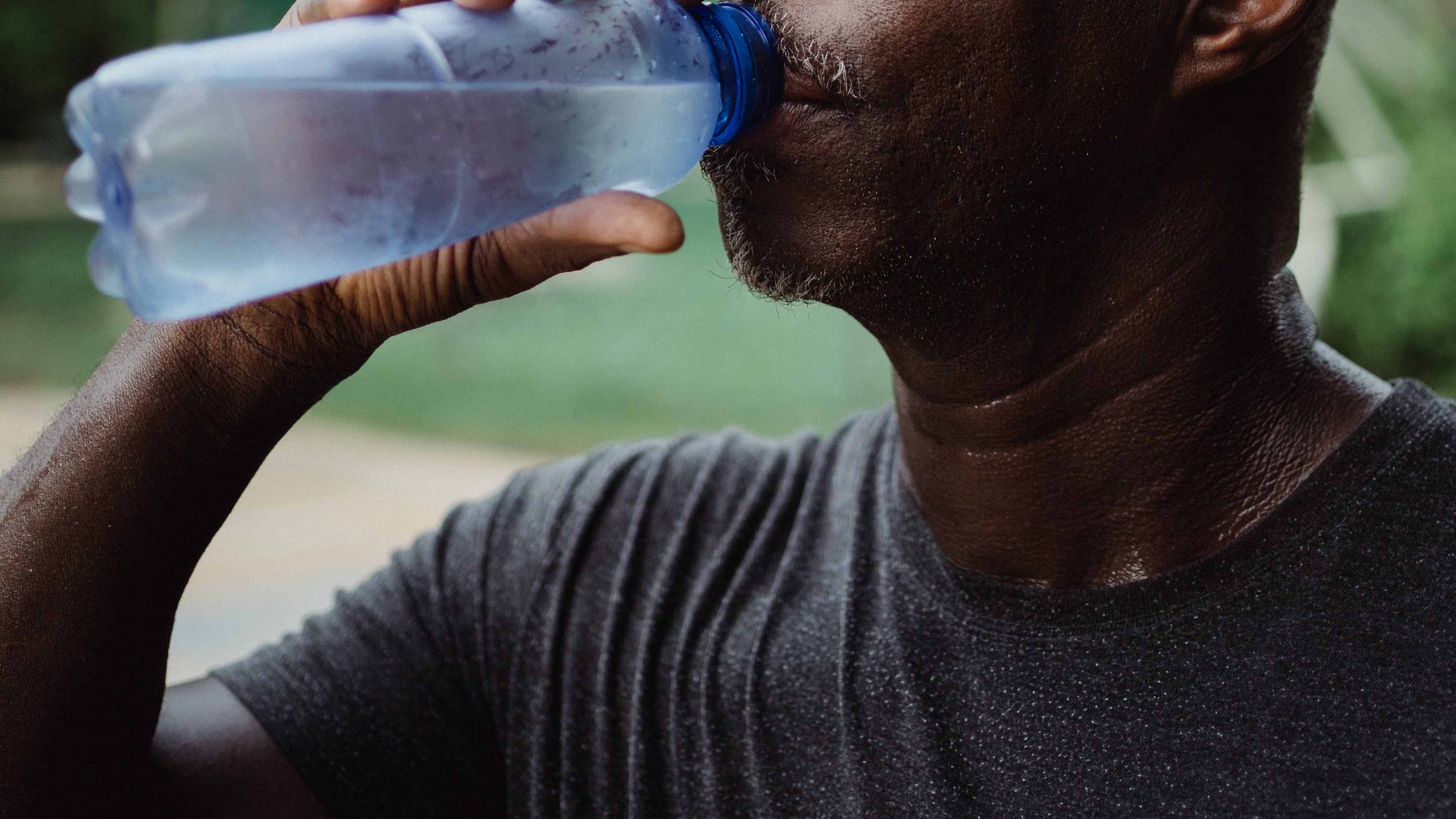 Homem negro bebendo água