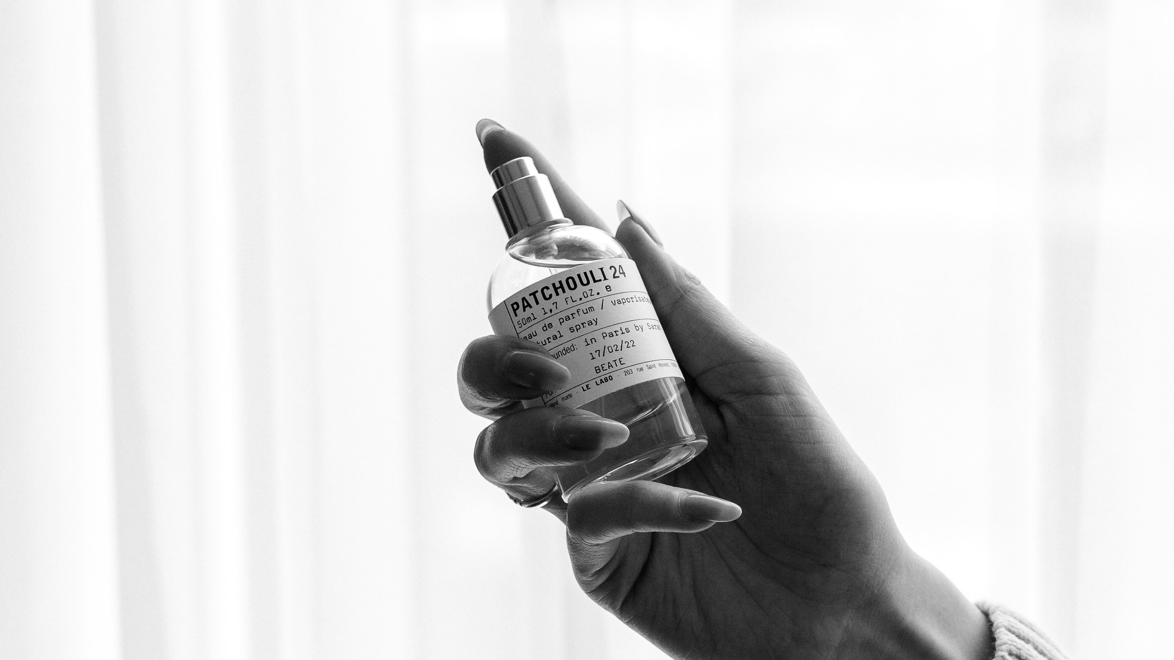 Silhueta feminina segurando frasco de perfume