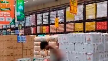 Mulher tira a roupa para denunciar racismo em mercado