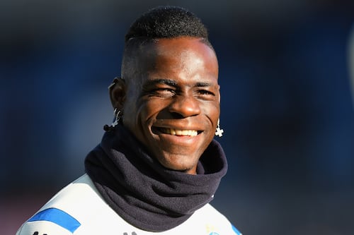 Quem é Mario Balotelli? O jogador de futebol que foi flagrado bêbado nas ruas da Itália
