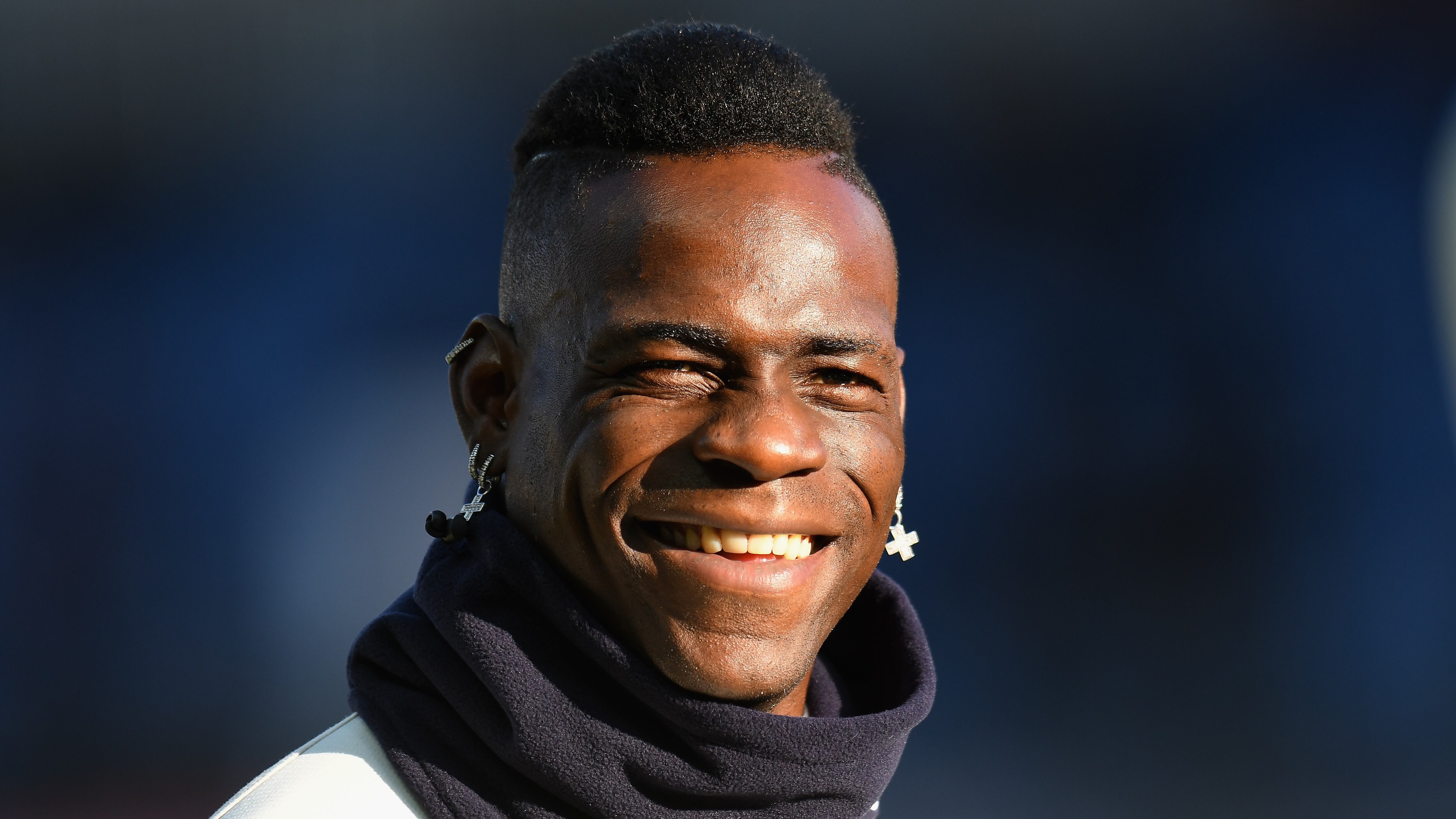 Mario Balotelli fue captado en estado de ebriedad en las calles de Italia.