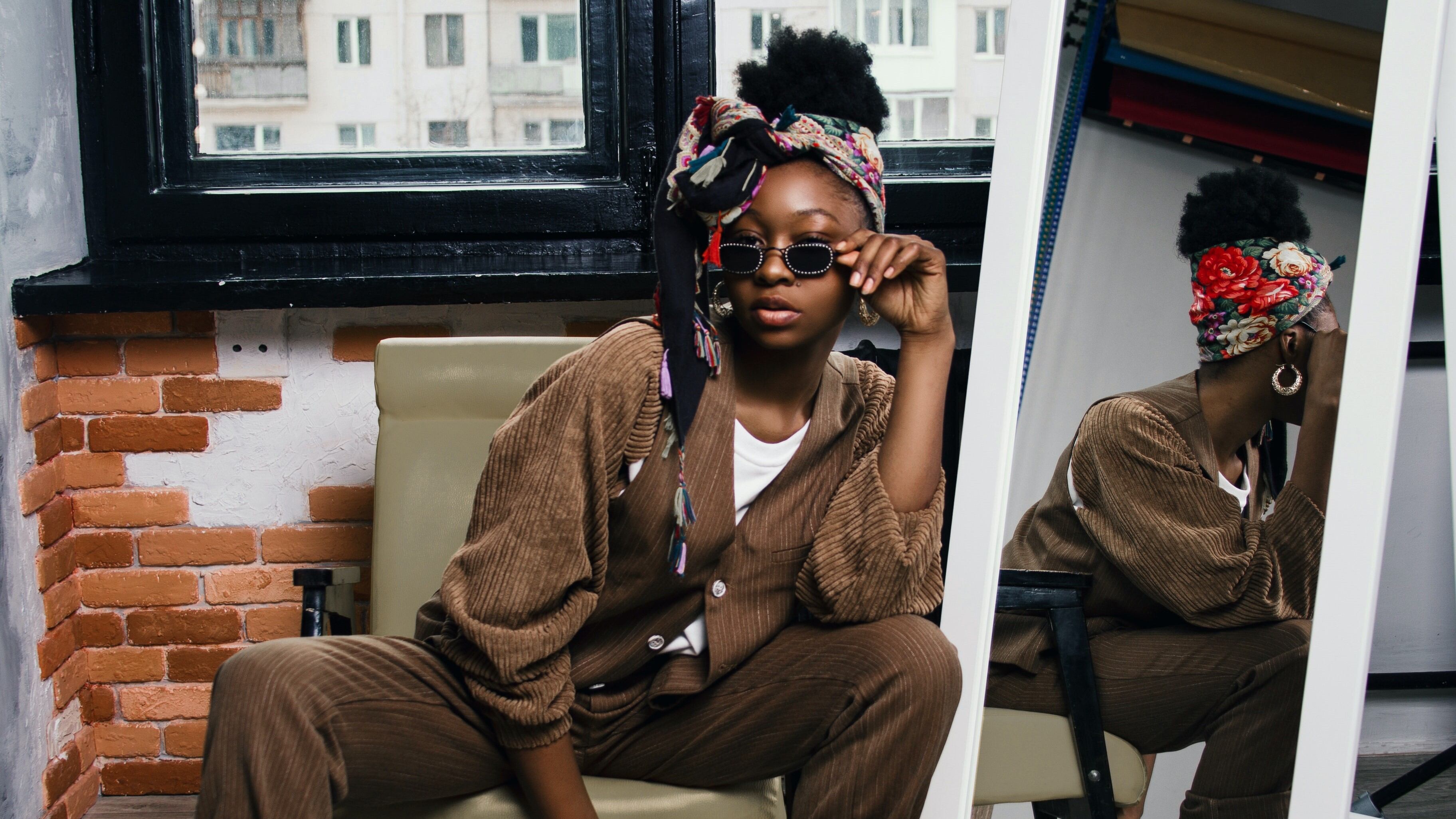 Saiba como combinar tênis com um visual elegante.