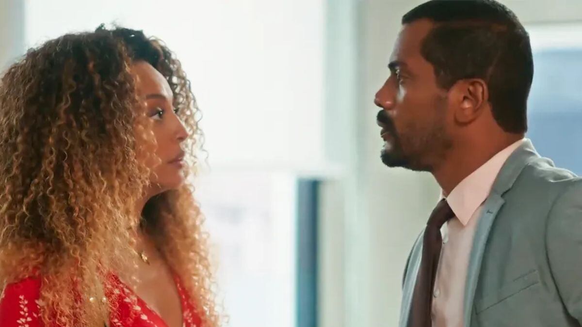 Vai na Fé: Sol (Sheron Menezzes) e Ben (Samuel de Assis) estão juntos contra Theo (Emílio Dantas)