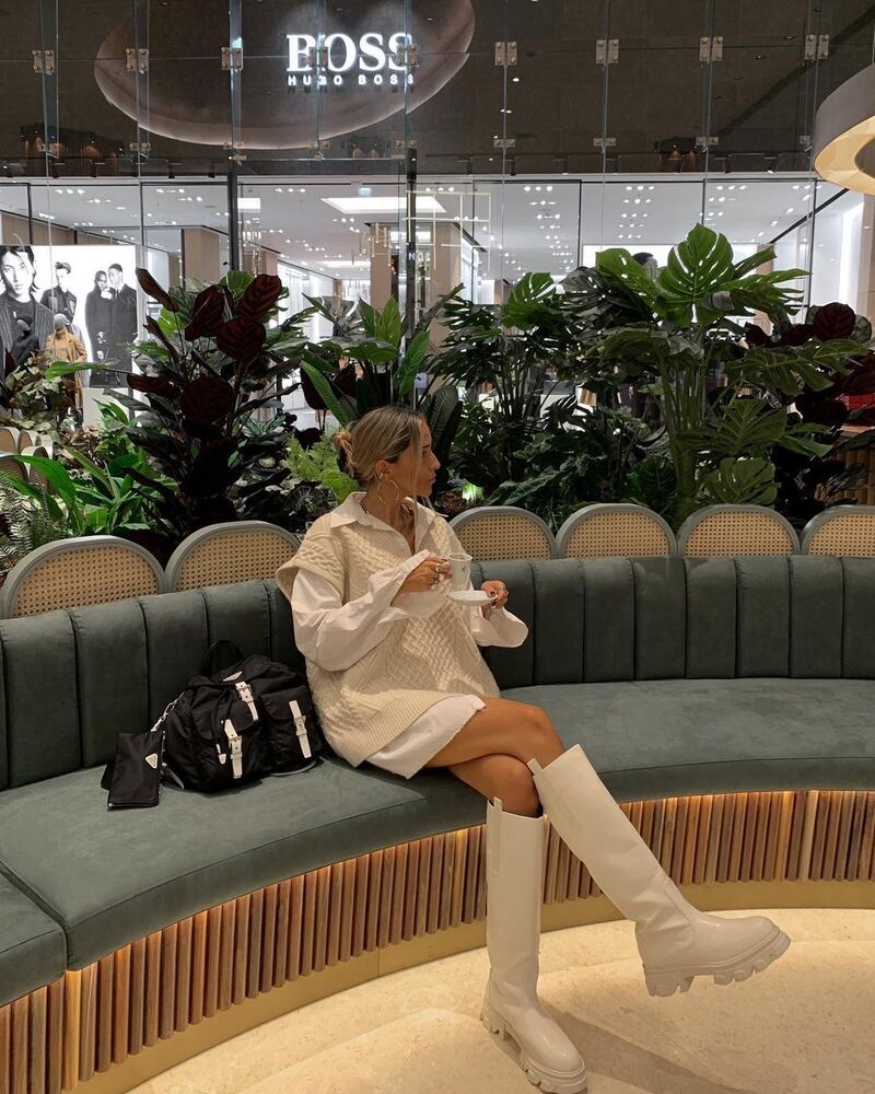 ¡Adiós botas negras! Así es como las botas blancas prometen un look distinto, chic y coqueto