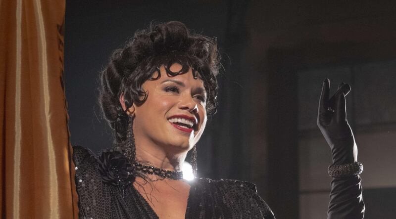 O personagem de Silvero Pereira em Garota do Momento é pai biológico de Carlito (Caio Cabral) e ganha dinheiro como Verônica Queen