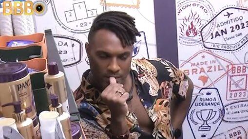 Fred Nicácio escuta a conversa no quarto deserto