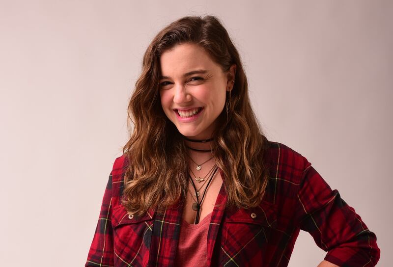 Rensga Hits!: Seguindo os passos de Marília Mendonça, Raíssa Medeiros (Alice Wegmann) começa a carreira compondo para outros artistas