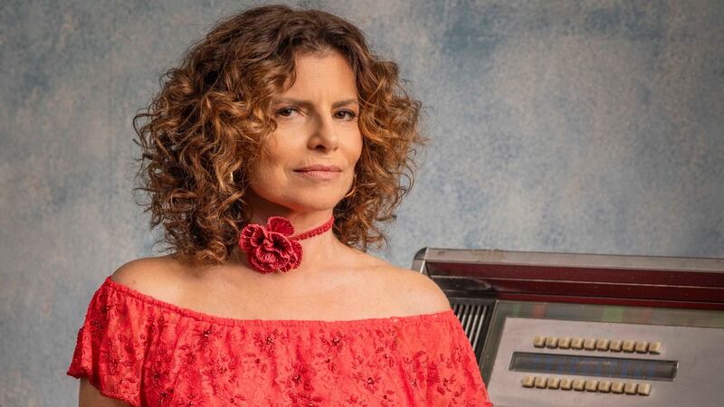 Na novela No Rancho Fundo, Deodora vira dona de bordel, mas continua com suas armações