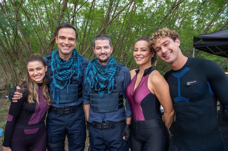 Tadeu Schmidt com Moa (Marcelo Serrado), Pat (Paolla Oliveira), Rico (André Luiz Frambach) e Lou (Vitória Bohn) em "Cara e Coragem"