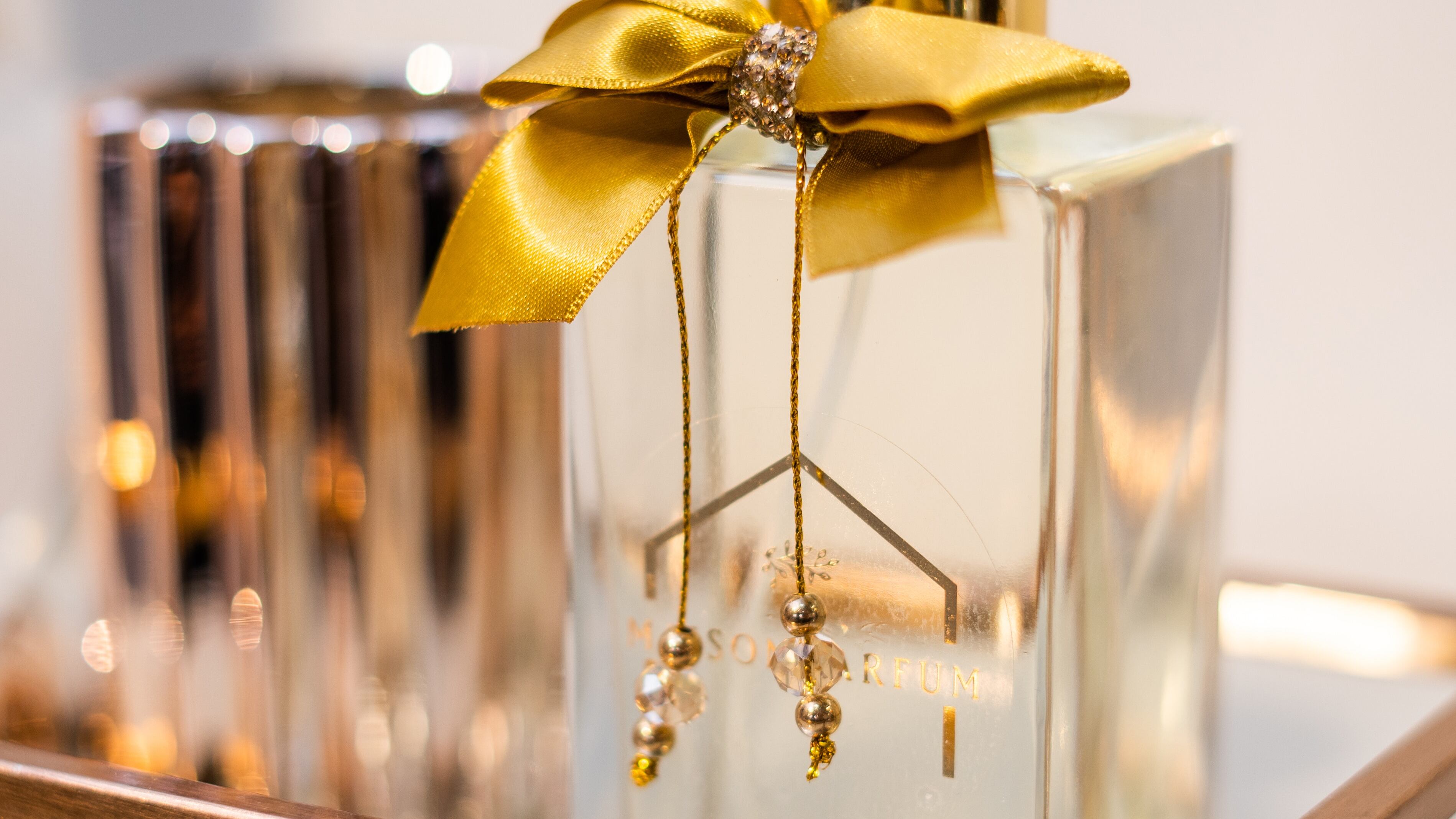 Frasco de perfume com laço dourado