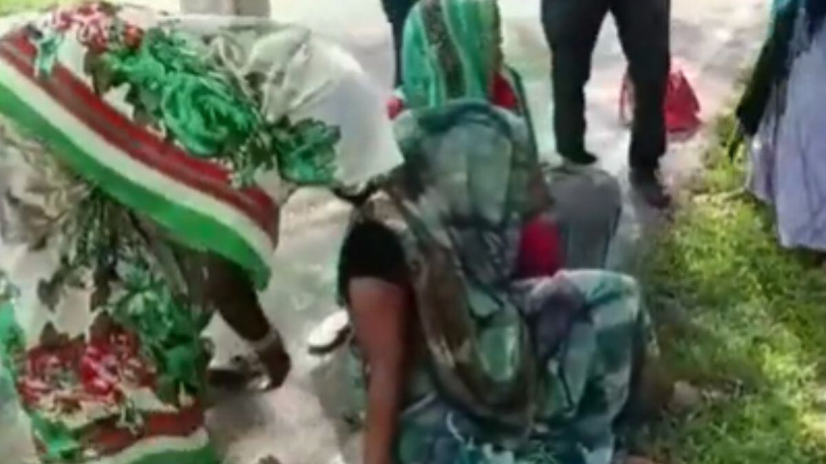 Grávida é abandonada em estrada na Índia