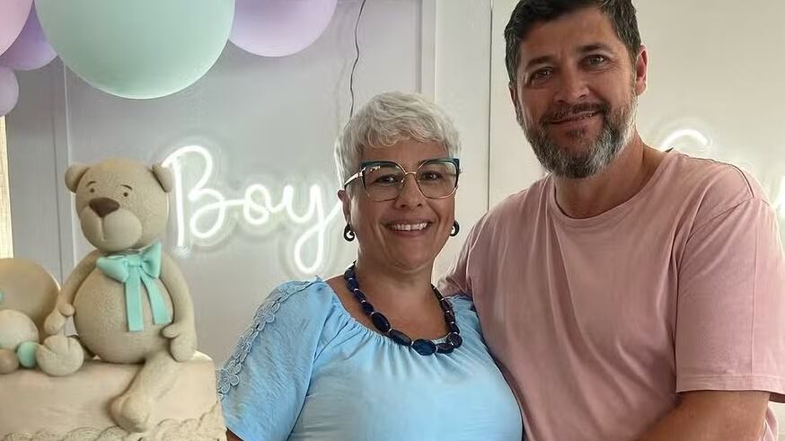 Mulher engravida aos 43 e enfrenta críticas sobre idade