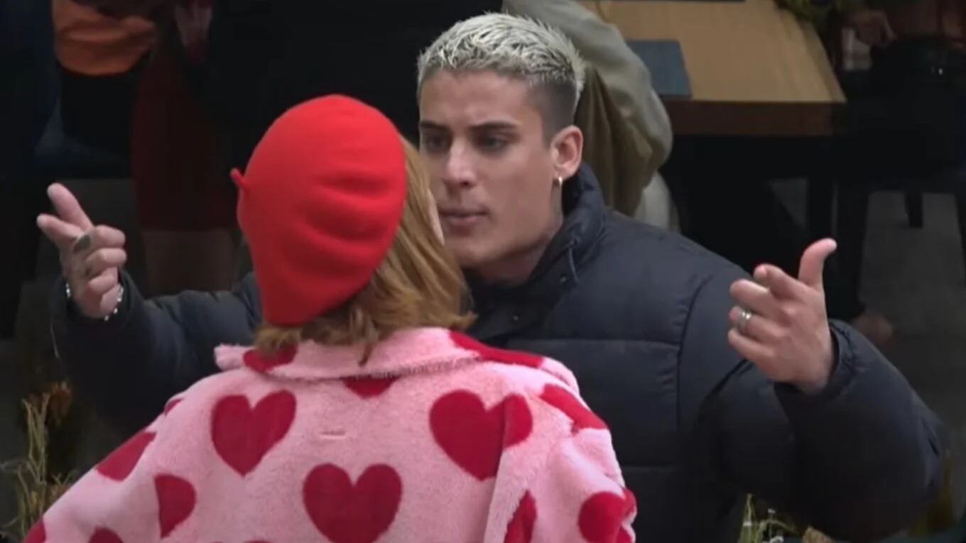 Em "A Fazenda 14", Deborah Albuquerque e Tiago Ramos brigam na madrugada